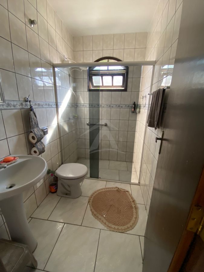 Casa com amplo terreno, 3 quartos, centro