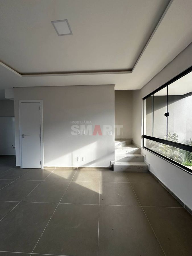 Geminado Duplex com 1 Suíte + 2 Quartos e Espaço de Fundos com Churrasqueira