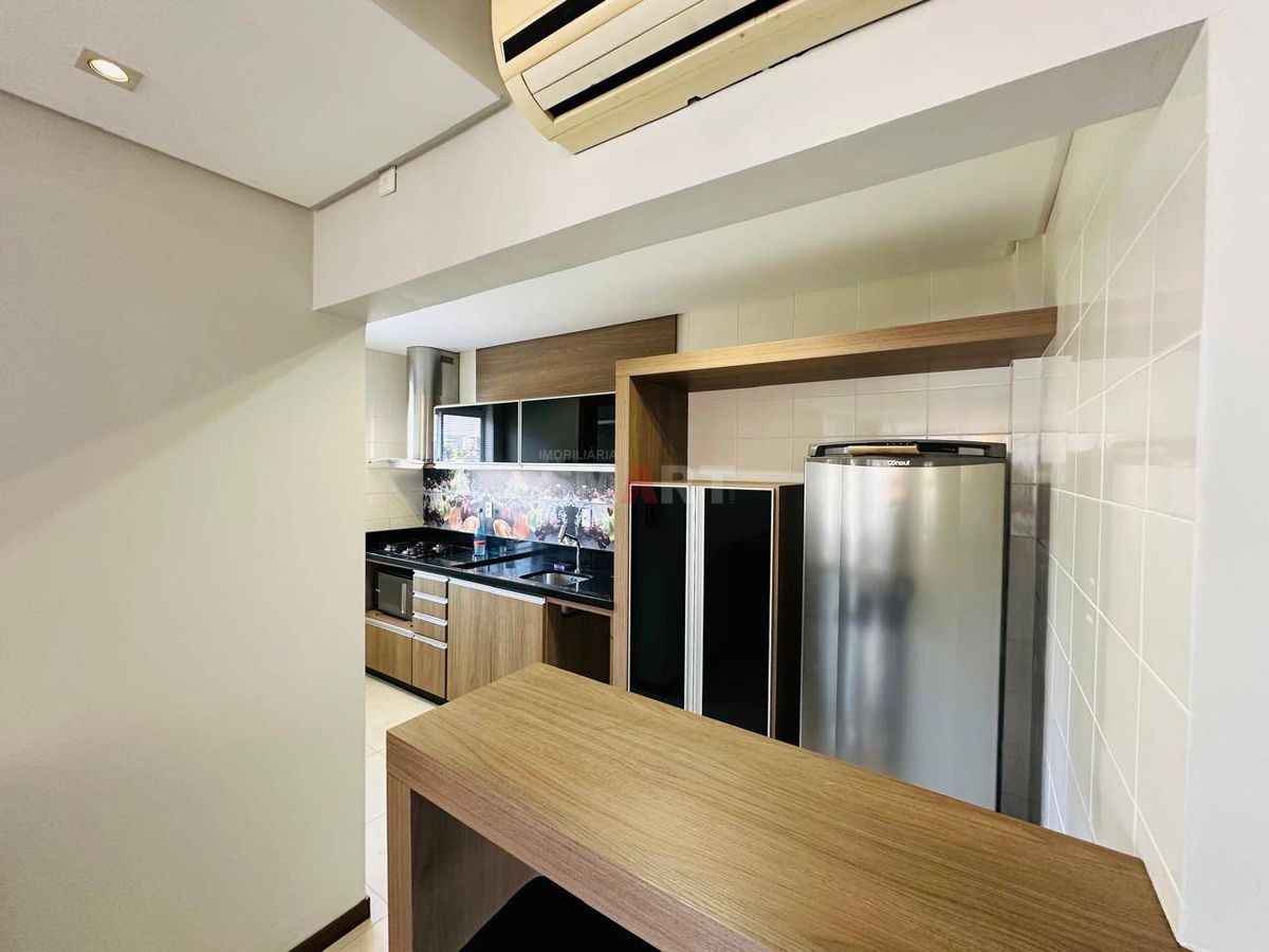 Apartamento 3 quartos (1 suíte) semimobiliado com 2 vagas de garagem e elevador