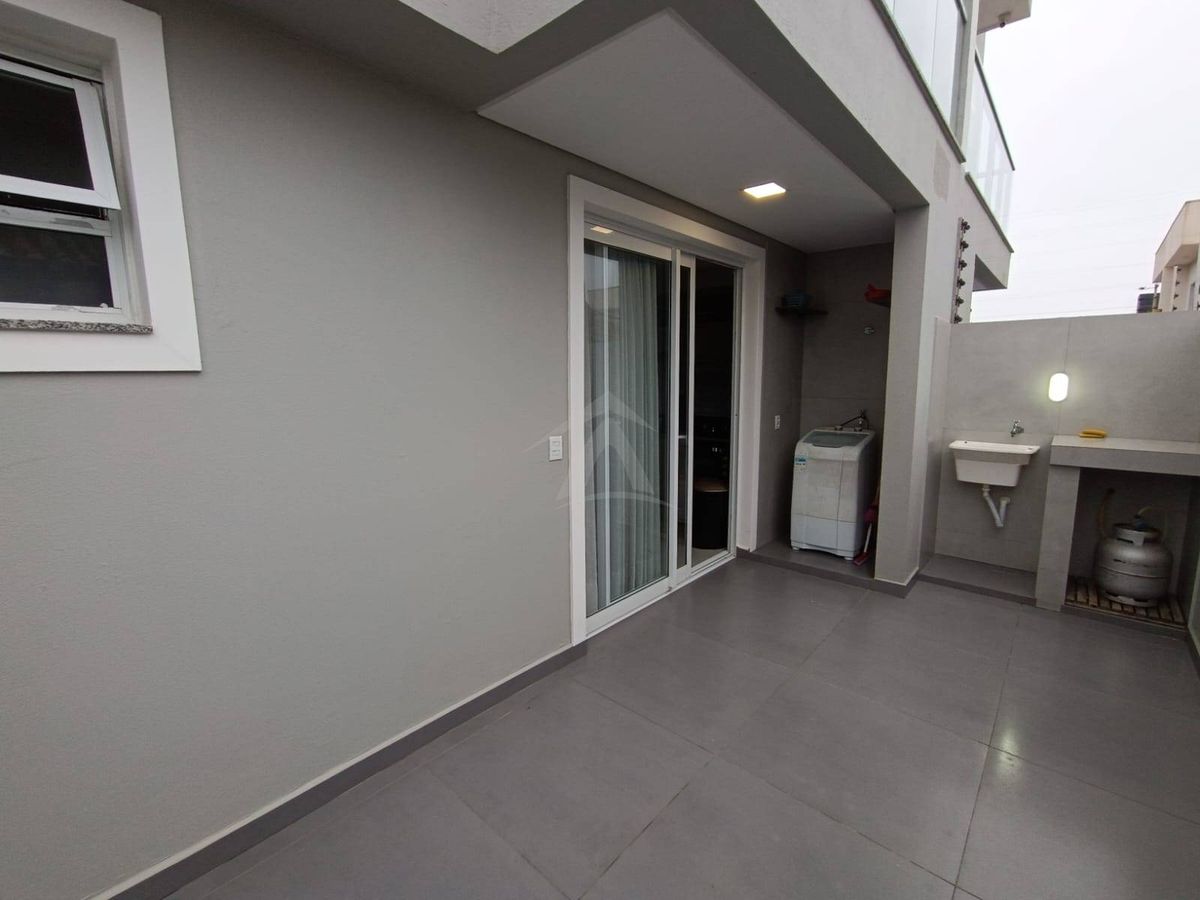 Sobrado quadra mar, com 3 quartos sendo 1 suite, cambijú