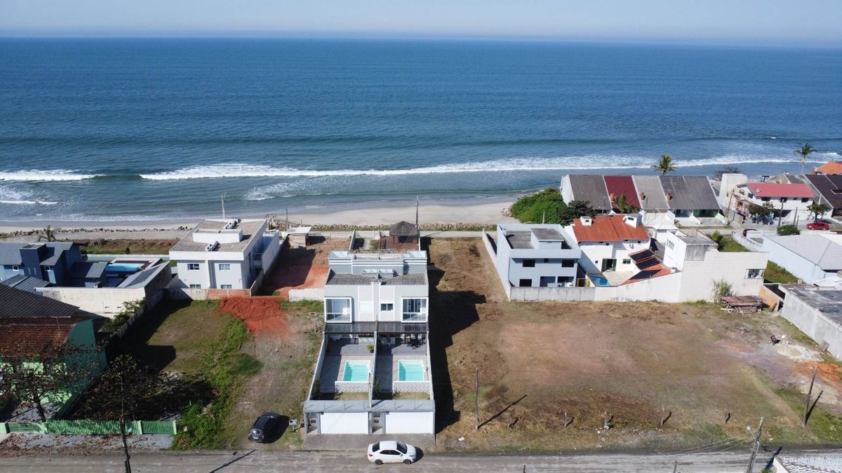 Sobrado quadra mar, com 3 quartos sendo 1 suite, cambijú