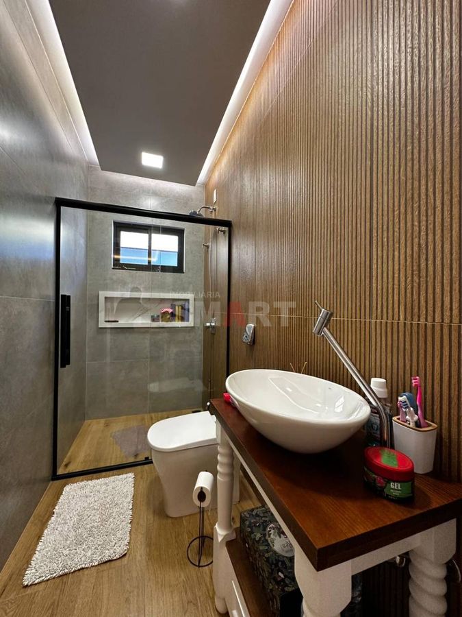 Casa Moderna com 3 Quartos e Amplo Terreno