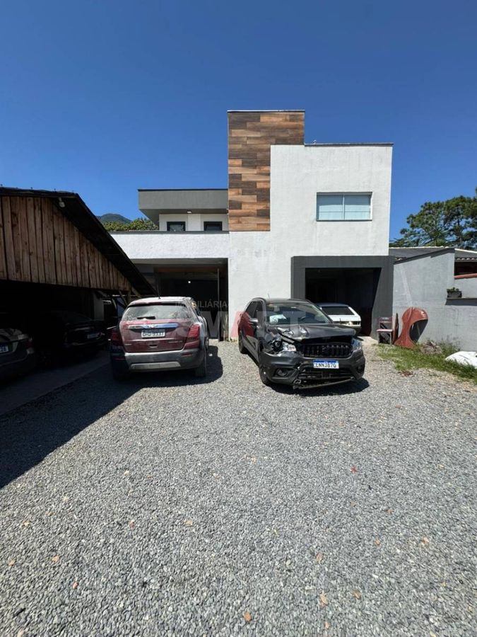 Casa com Piscina no Terraço e Ampla Área Externa no Bairro Ilha da Figueira