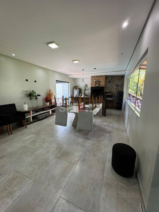 Casa com Piscina no Terraço e Ampla Área Externa no Bairro Ilha da Figueira