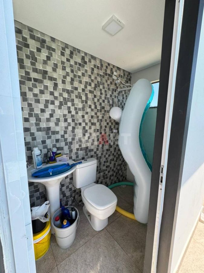 Casa com Piscina no Terraço e Ampla Área Externa no Bairro Ilha da Figueira