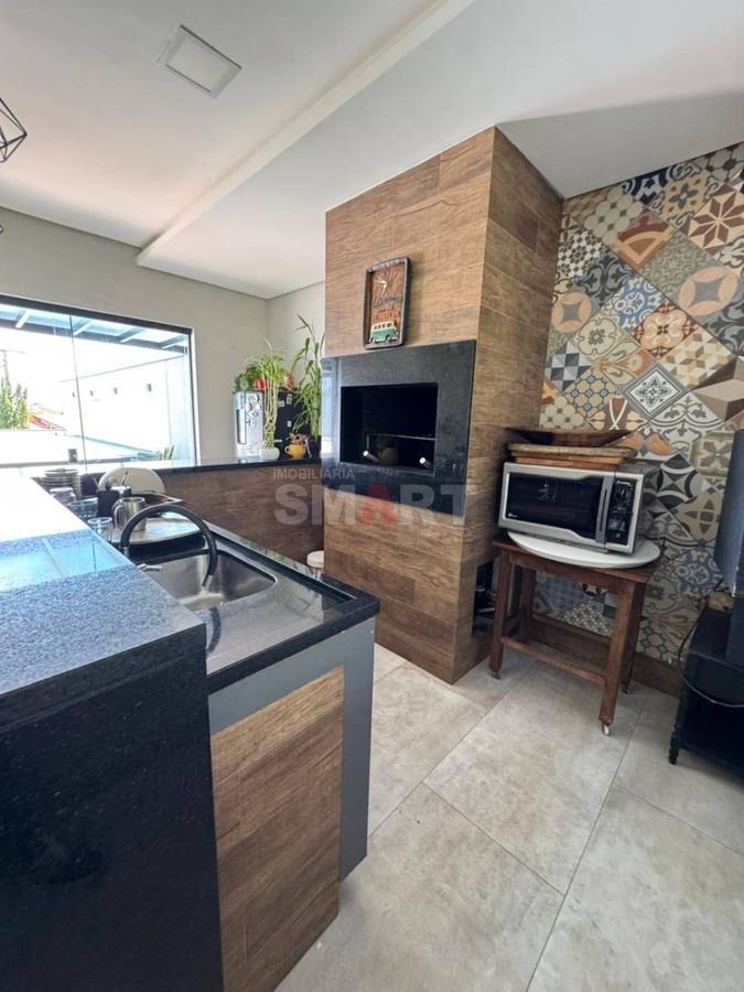 Casa com Piscina no Terraço e Ampla Área Externa no Bairro Ilha da Figueira
