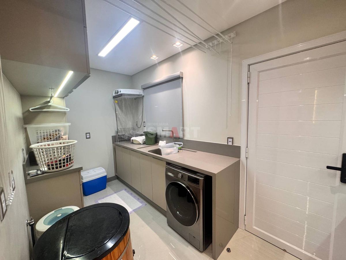 Casa de Alto Padrão com Edícula no Bairro Rau com 3 Suítes