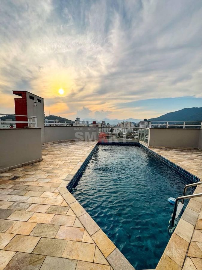 Apartamento com 1 Suíte +2 Quartos no Centro