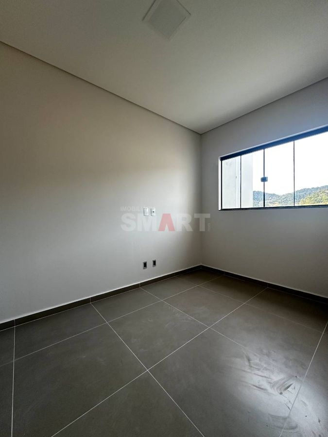 Geminado Duplex com 1 Suíte + 2 Quartos e Espaço de Fundos com Churrasqueira