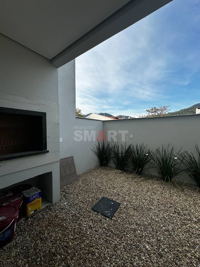 Geminado Duplex com 1 Suíte + 2 Quartos e Espaço de Fundos com Churrasqueira
