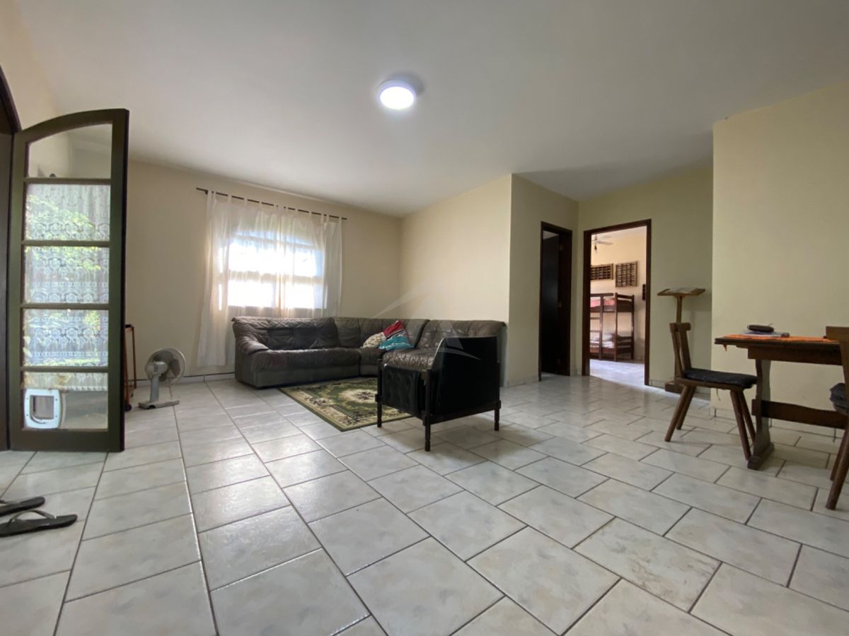 Casa com amplo terreno, 3 quartos, centro