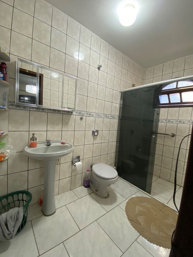 Casa com amplo terreno, 3 quartos, centro