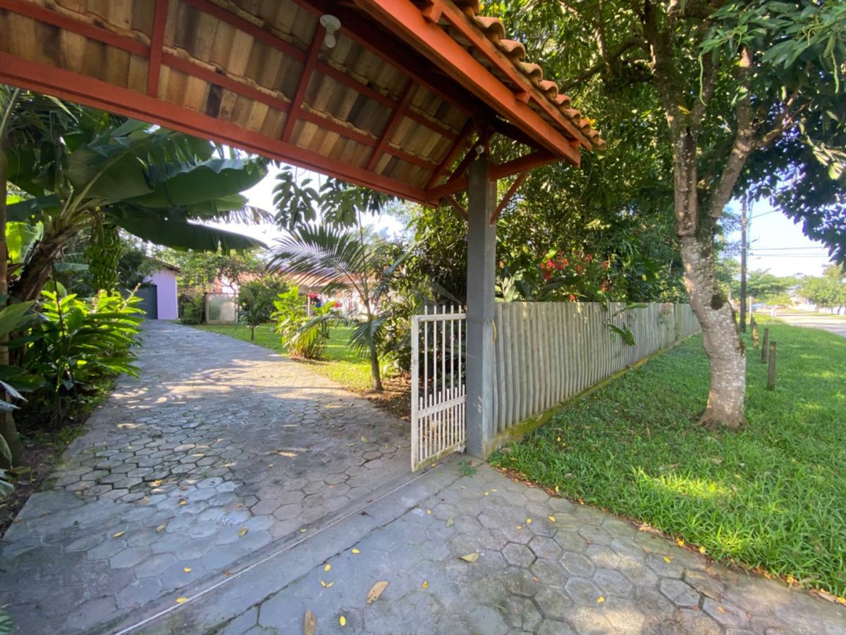 Casa com amplo terreno, 3 quartos, centro