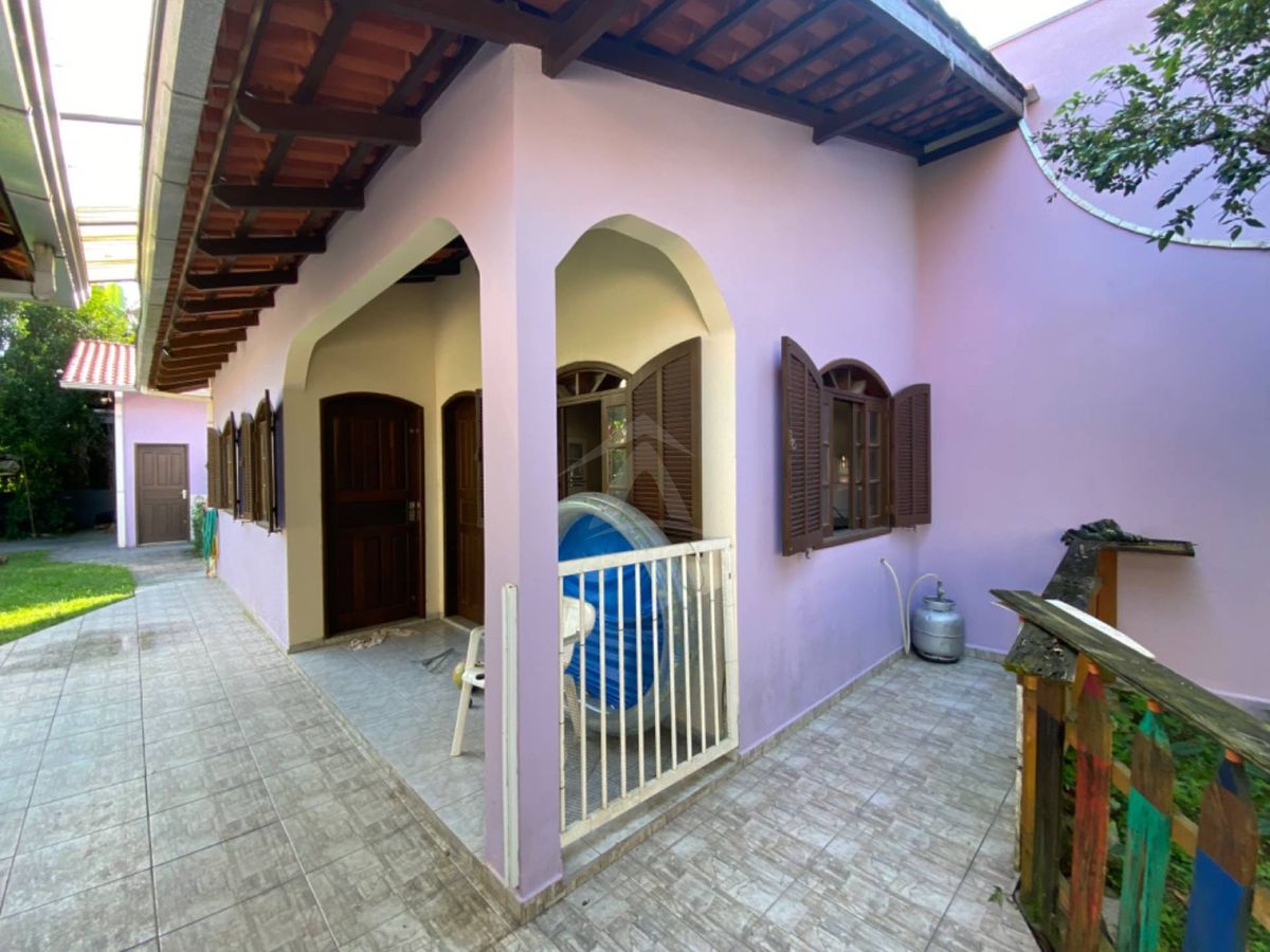 Casa com amplo terreno, 3 quartos, centro