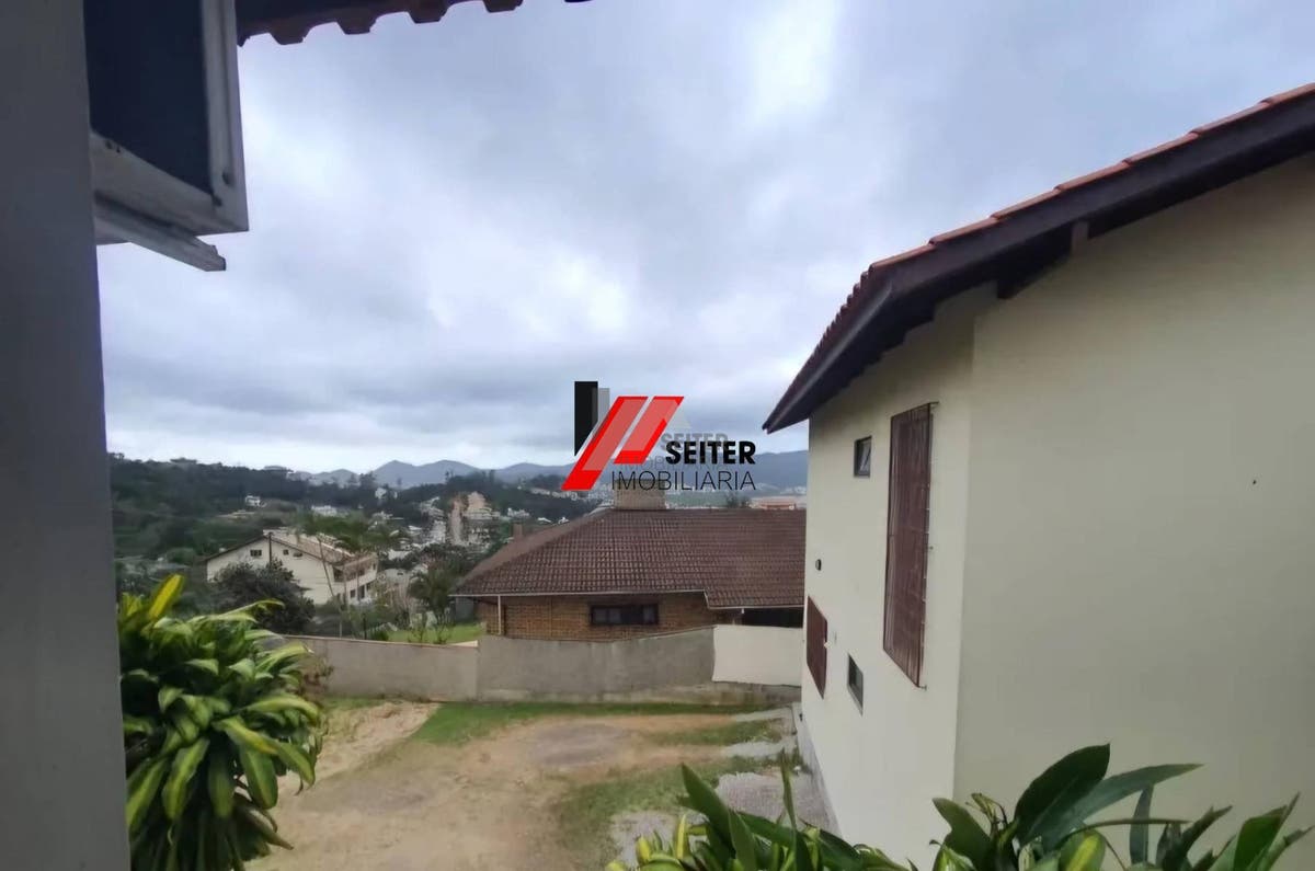 Casa à venda 350m² 6 dormitórios 2 suítes 3 vagas de garagem