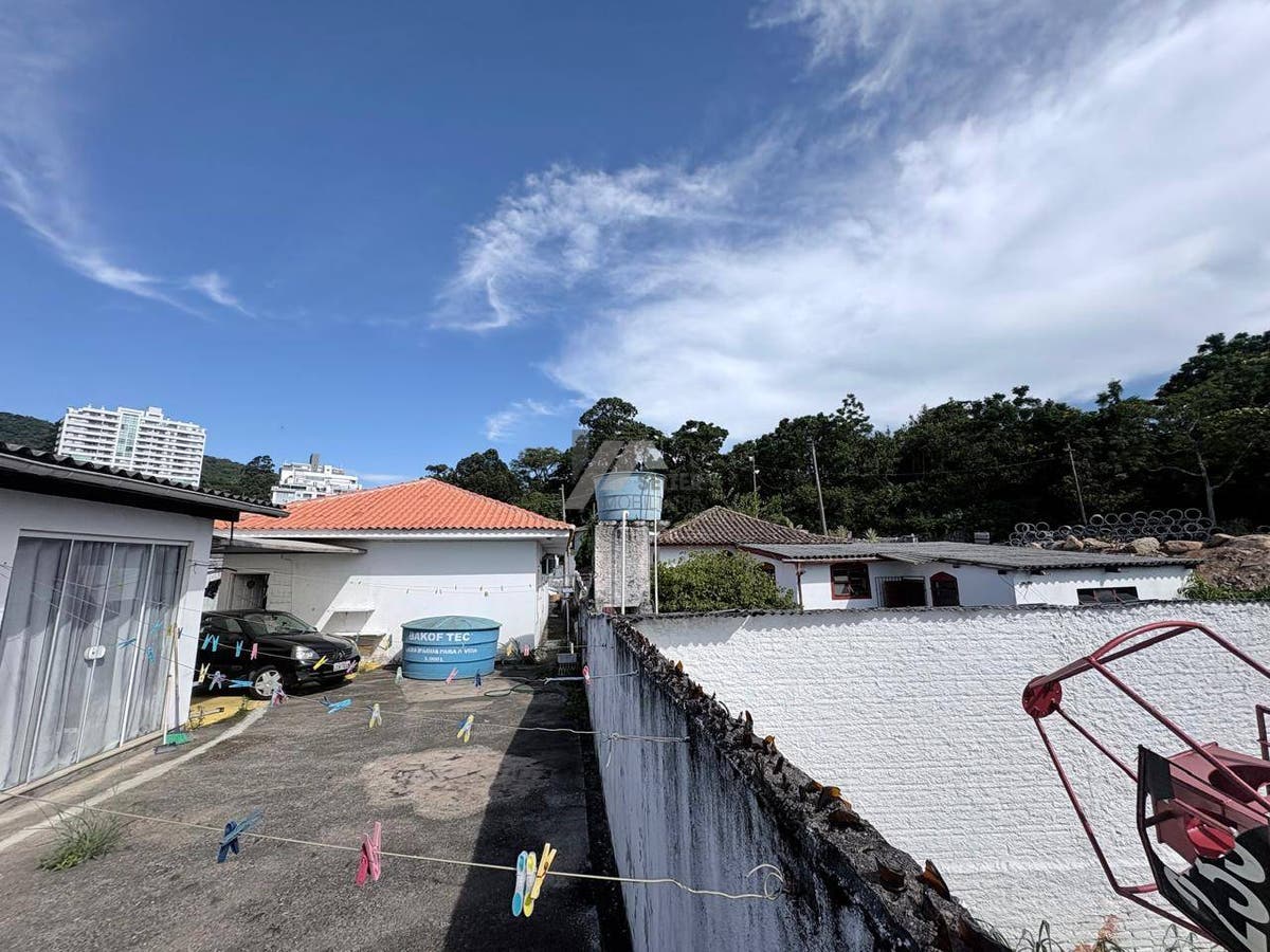 Casa 3 dormitórios com suite para venda Itacorubi Florianópolis