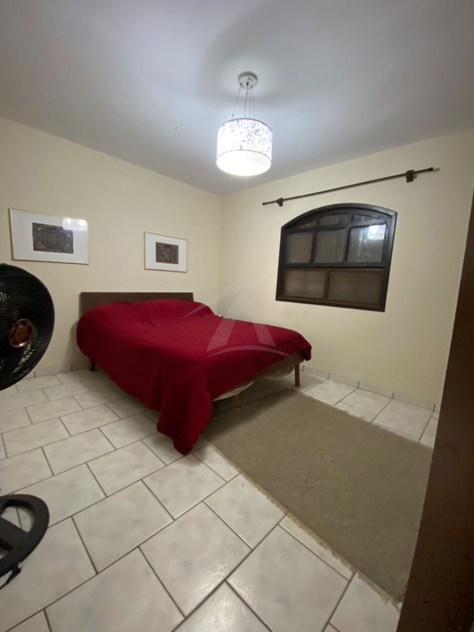 Casa com amplo terreno, 3 quartos, centro