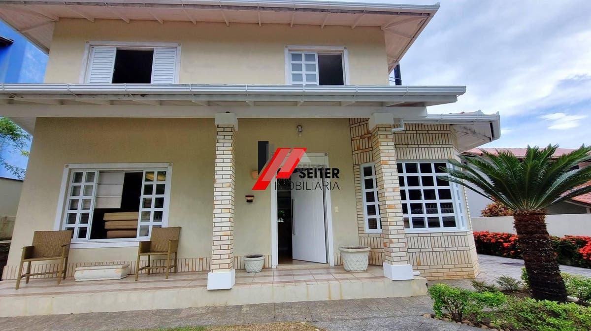 Casa mobiliada à venda em condomínio fechado no Bairro Monte Verde em Florianópolis com 4 quartos sendo 3 suítes