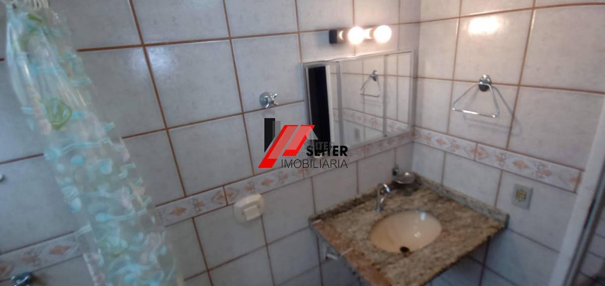 Casa à venda na praia do Santinho com terreno grande à500 metros do mar