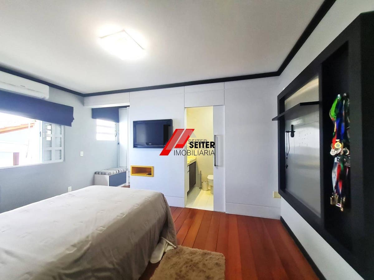 Casa mobiliada à venda em condomínio fechado no Bairro Monte Verde em Florianópolis com 4 quartos sendo 3 suítes