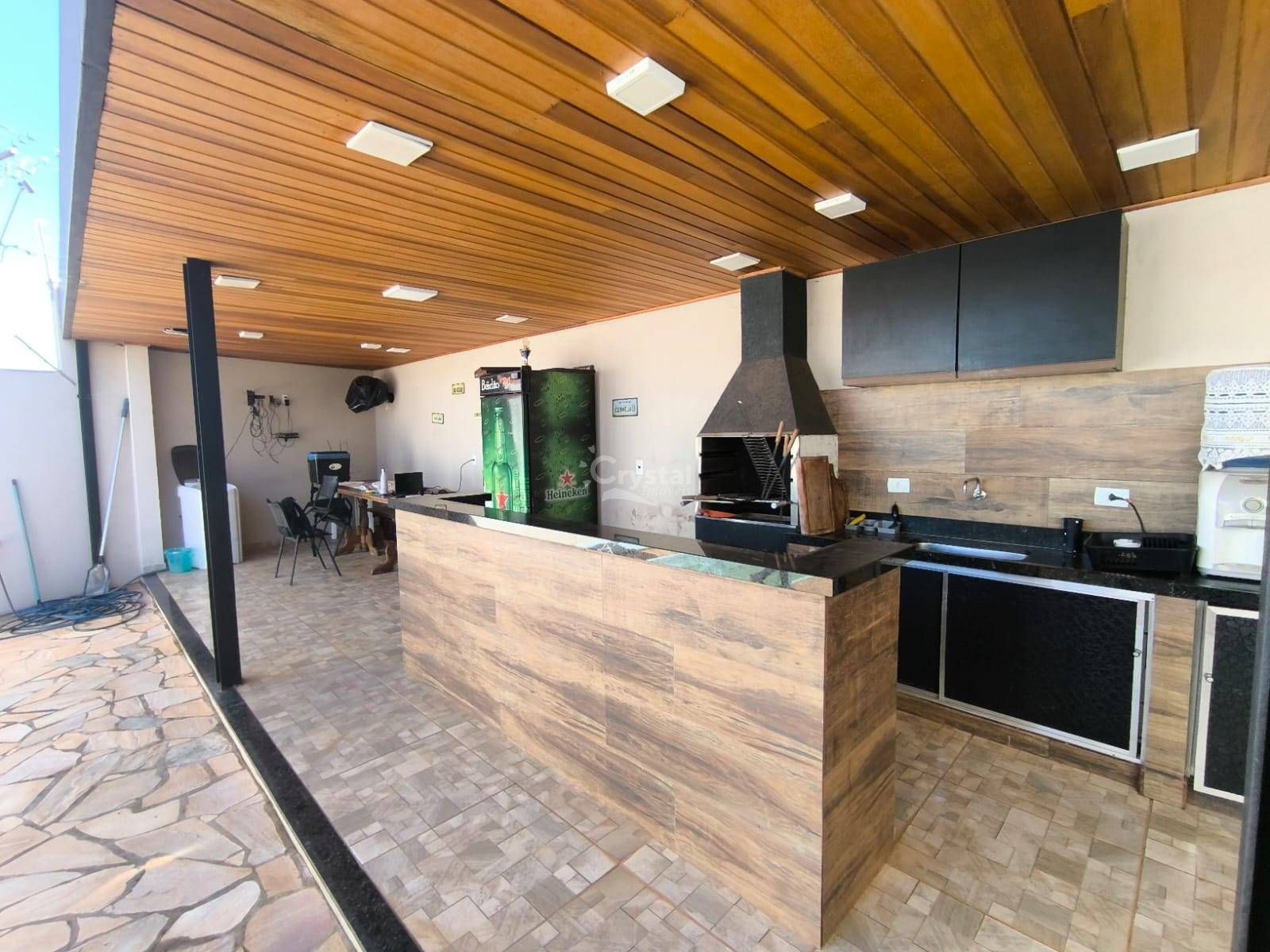 Casa à Venda com 3 Quartos, Cozinha com Móveis Planejados e Área de Lazer com Piscina, Churrasqueira e Forno à Lenha em São Rogério II - Avaré. Foto 2