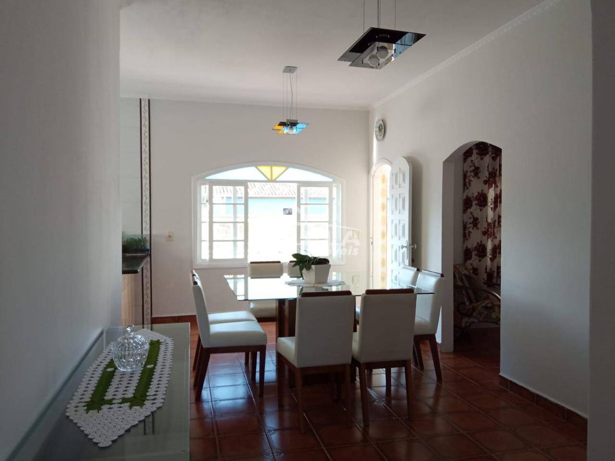Casa a poucos metros da praia indaia