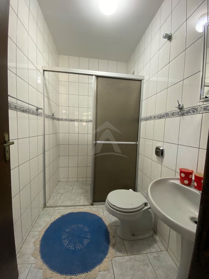 Casa com amplo terreno, 3 quartos, centro
