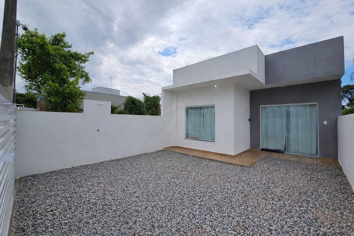 Casa mobiliada com piscina a 550m da praia, 3 quartos sendo 1 suíte, barra do saí