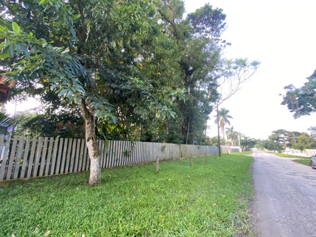 Casa com amplo terreno, 3 quartos, centro