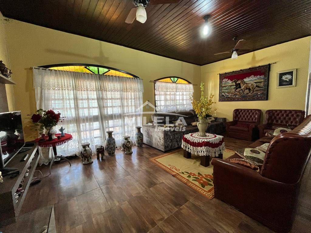Excelente casa com piscina e edícula