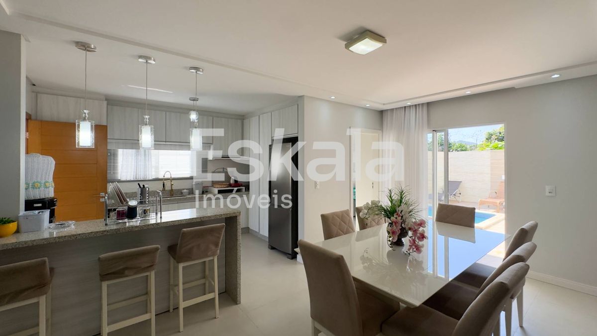Casa, 4 quartos, 195 m² - Foto 1