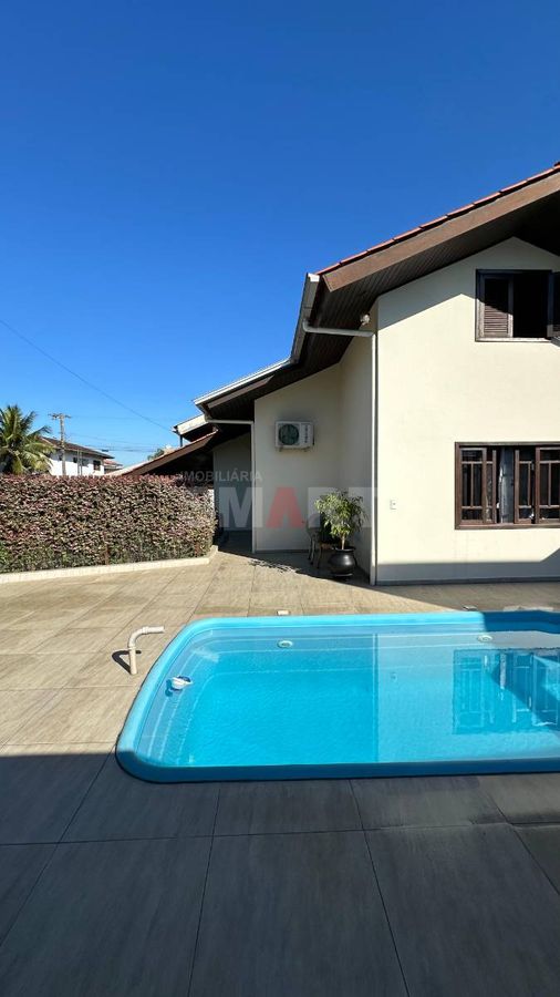 Casa com Suíte + 3 Quartos no Amizade
