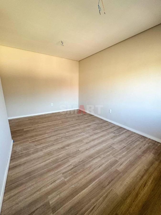 Casa Geminada com 01 Suíte e 02 Quartos no bairro Vila Lalau