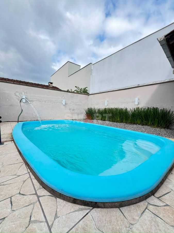 Casa com Piscina 1 Suíte e 2 Quartos no Centro de Jaraguá do Sul