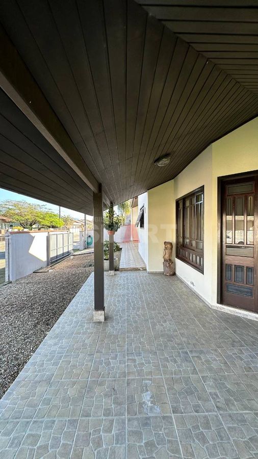 Casa com Suíte + 3 Quartos no Amizade