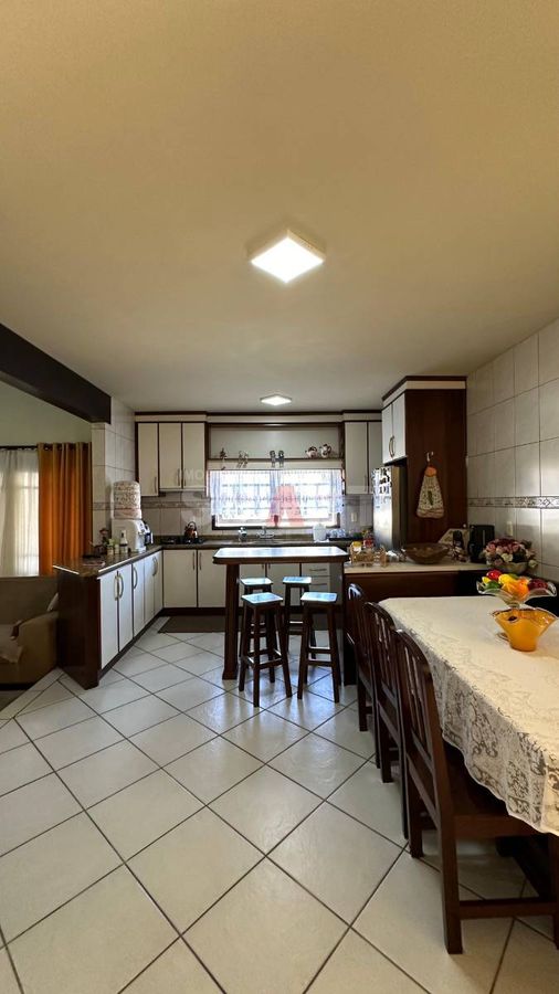 Casa com Suíte + 3 Quartos no Amizade