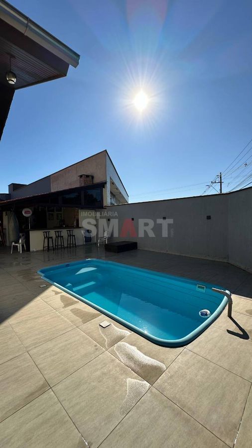 Casa com Suíte + 3 Quartos no Amizade