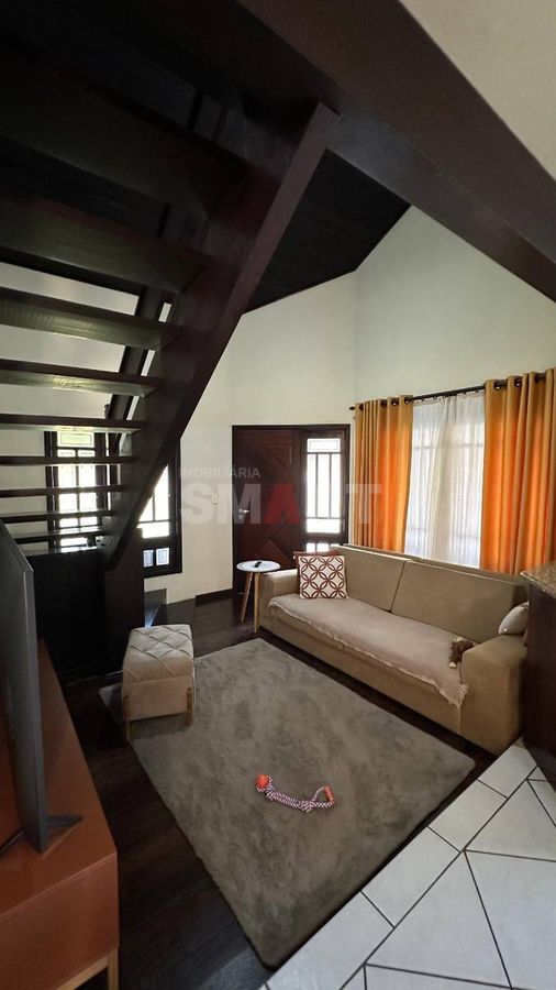 Casa com Suíte + 3 Quartos no Amizade