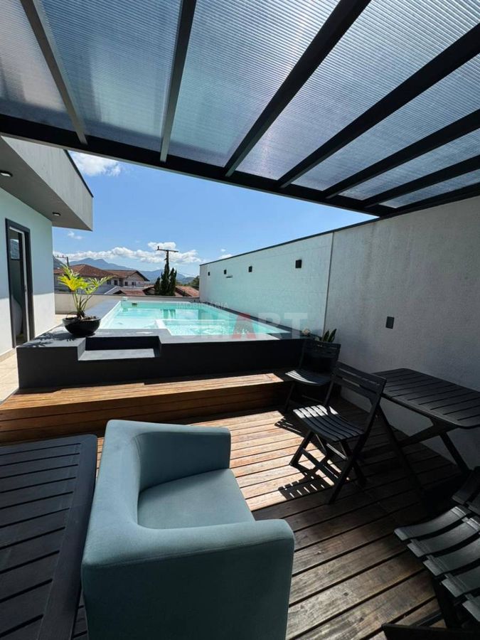 Casa com Piscina no Terraço e Ampla Área Externa no Bairro Ilha da Figueira