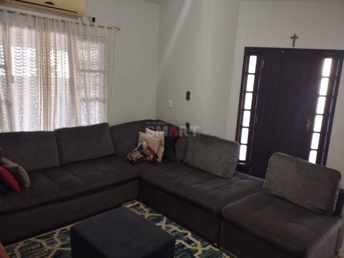 Casa Bem Localizada com 3 Quartos Sendo Uma Suíte