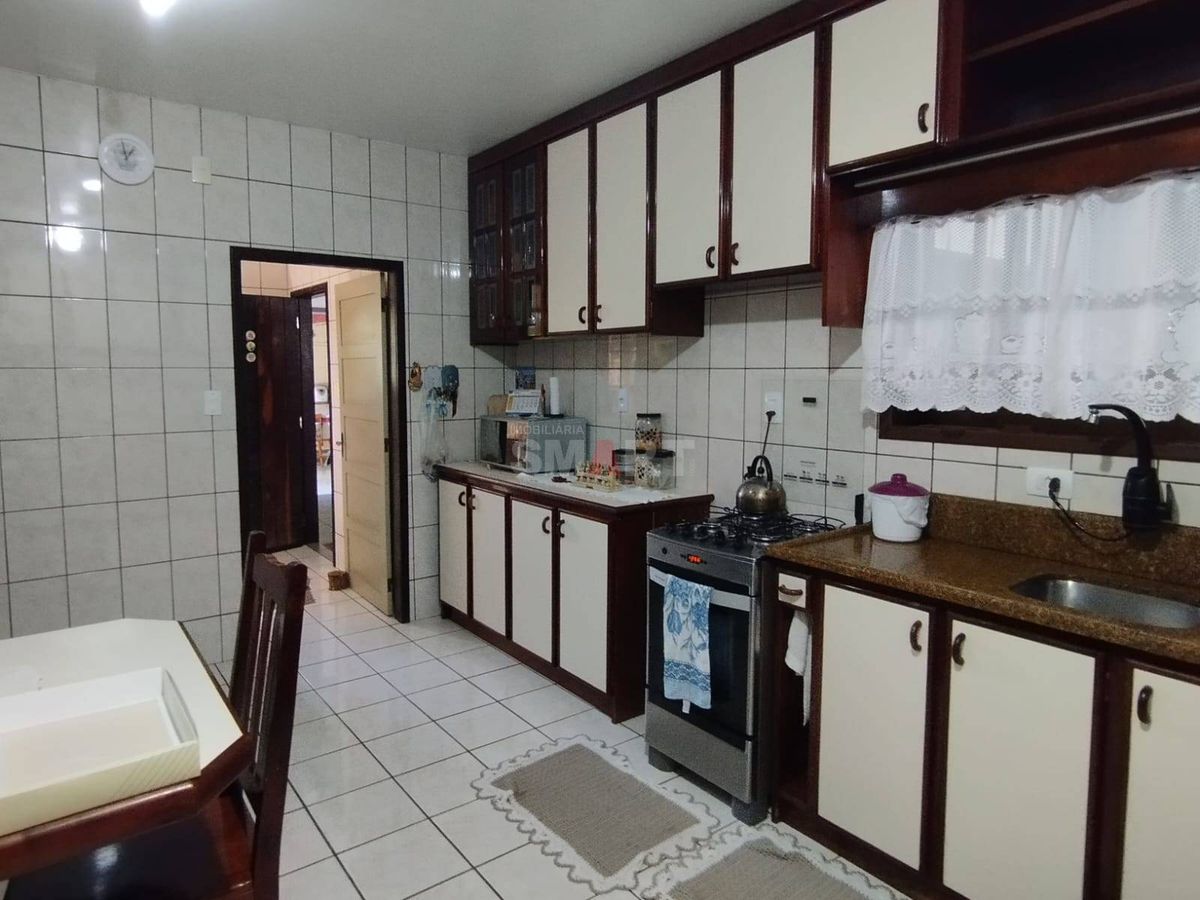 Casa Bem Localizada com 3 Quartos Sendo Uma Suíte