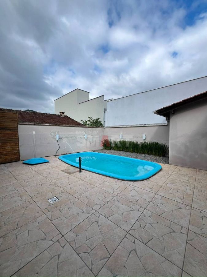 Casa com Piscina 1 Suíte e 2 Quartos no Centro de Jaraguá do Sul