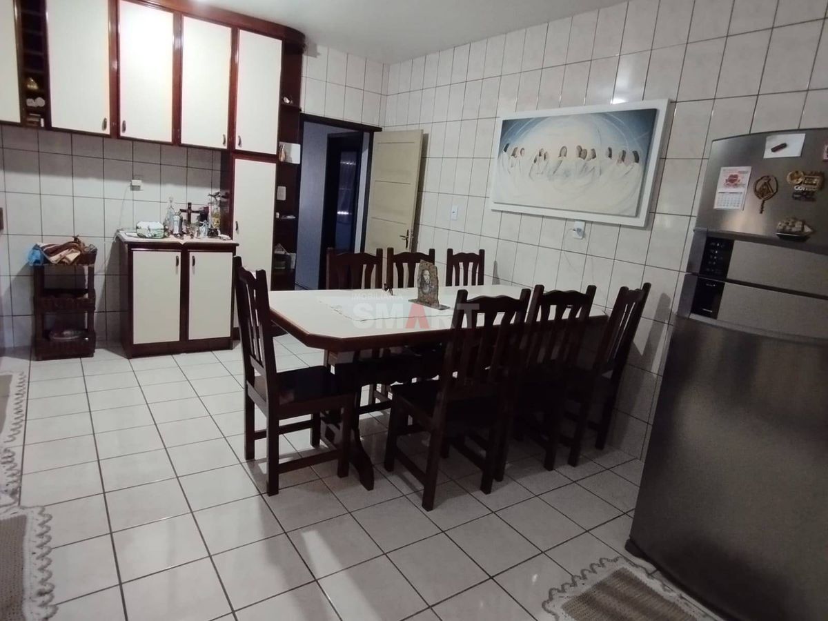 Casa Bem Localizada com 3 Quartos Sendo Uma Suíte