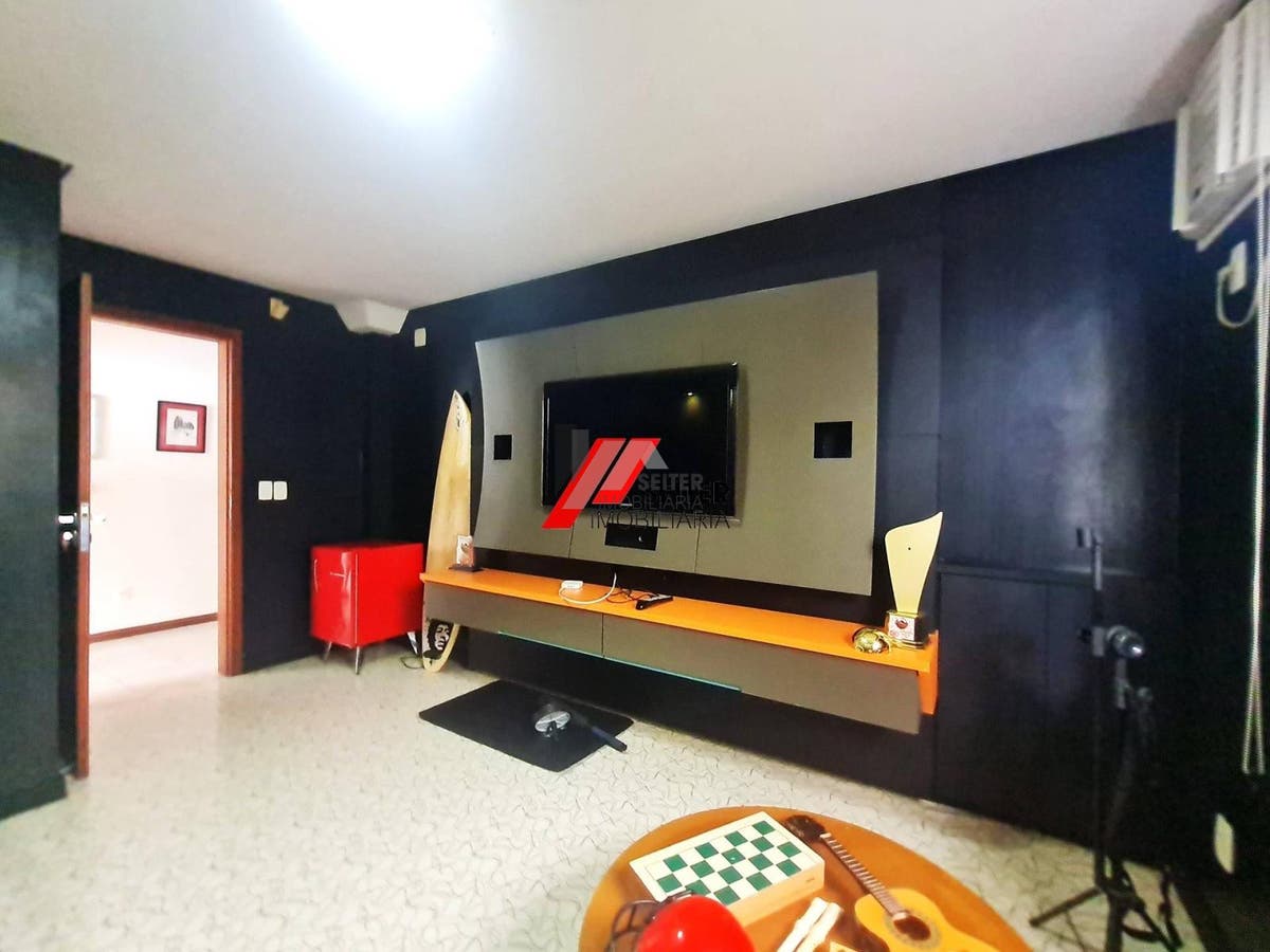 Casa mobiliada à venda em condomínio fechado no Bairro Monte Verde em Florianópolis com 4 quartos sendo 3 suítes