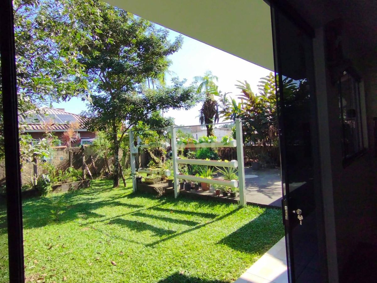 Casa Bem Localizada com 3 Quartos Sendo Uma Suíte