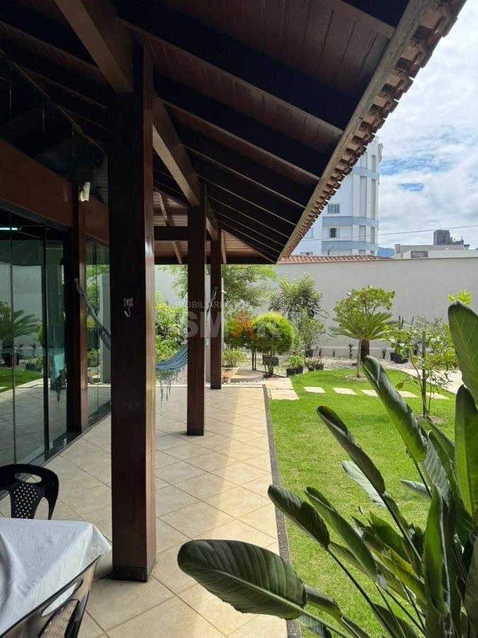 Casa Semimobiliada com 2 Suítes e 1 Quarto no Bairro Vila Nova