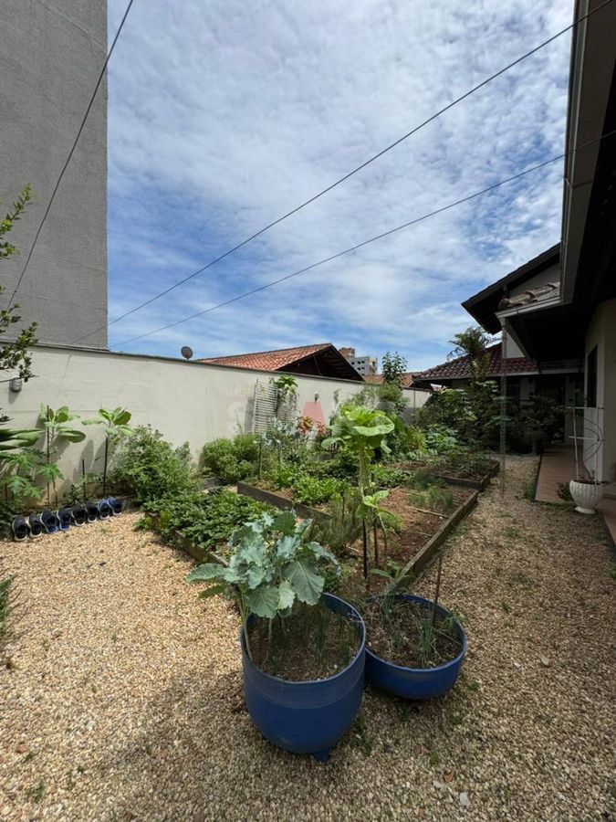 Casa Semimobiliada com 2 Suítes e 1 Quarto no Bairro Vila Nova