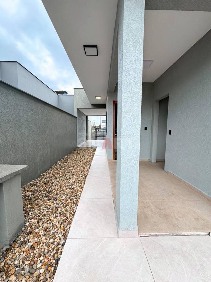 Casa com 01 Suíte + 02 Quartos e Amplo Terreno à Venda