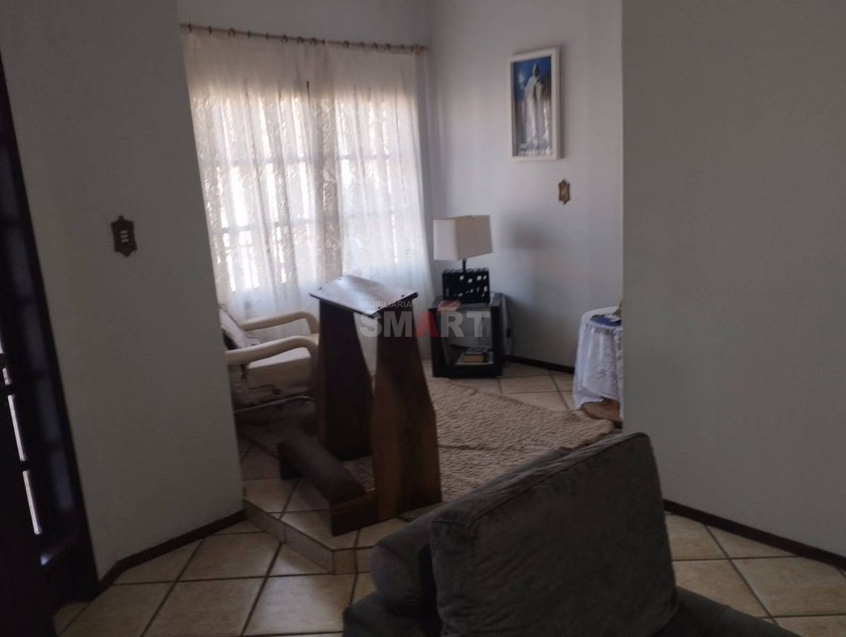Casa Bem Localizada com 3 Quartos Sendo Uma Suíte