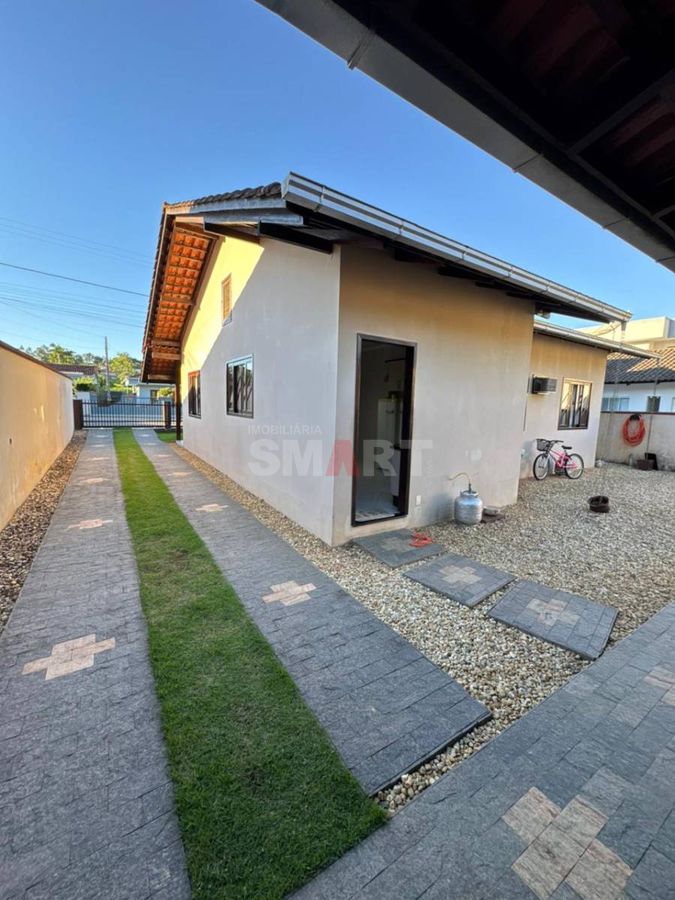 Casa com 3 Quartos e Ampla Área Externa no Amizade